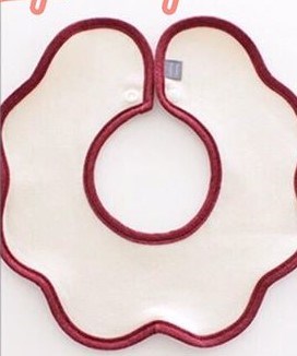 Berry Yếm Cổ Kem Viền Đỏ