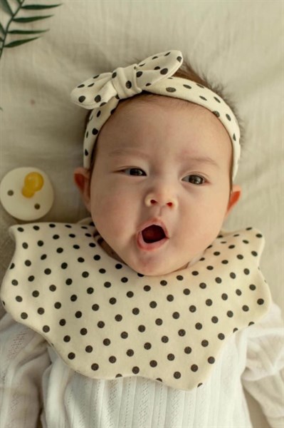 Yếm Vải Uidong Kem Chấm bi