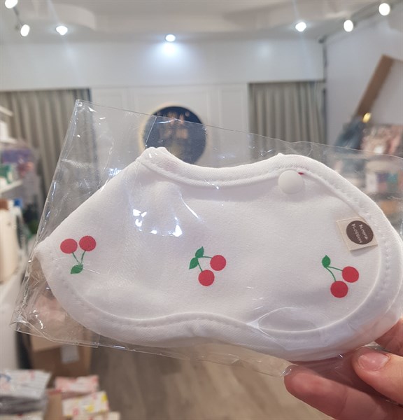 Berry Yếm Cổ Cherry đỏ nền trắng