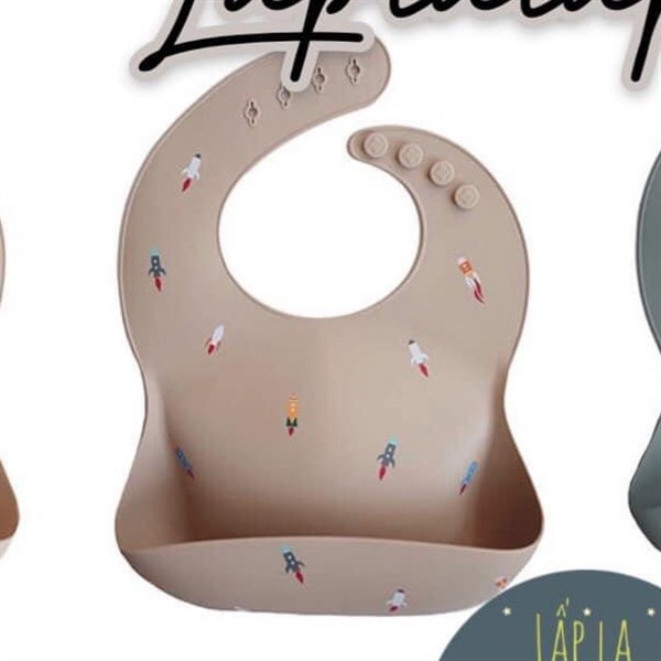 Mushie Yếm Silicone Rocket nền Beige