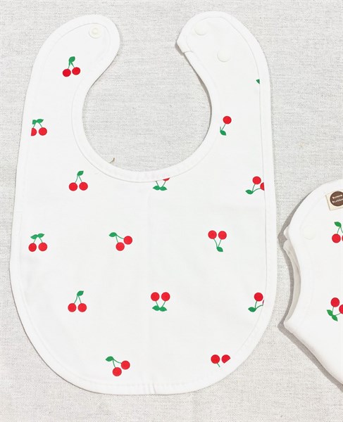 Berry Yếm Ngực Cherry Nền Trắng